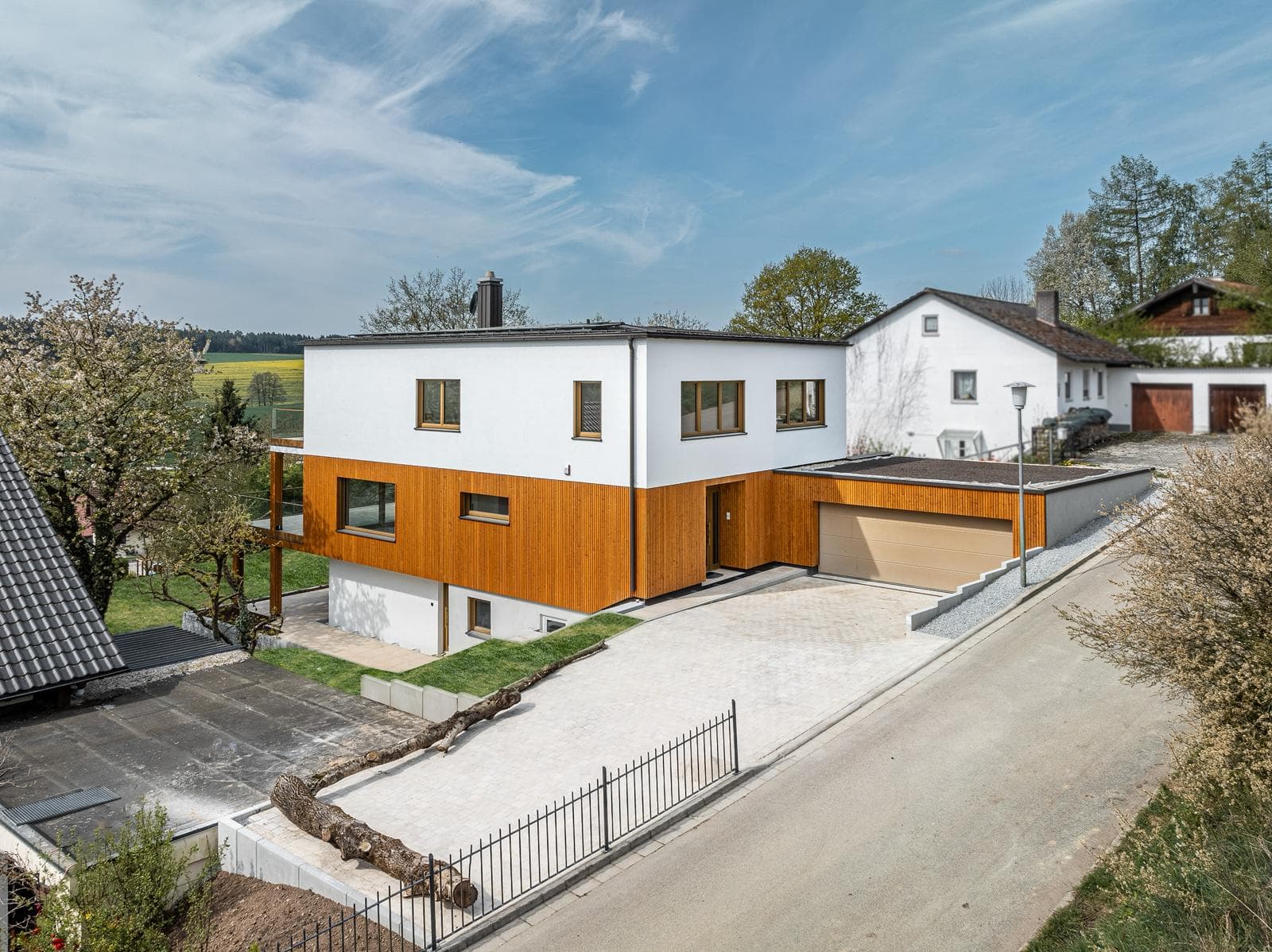 Haus mit Garten Garagenseite