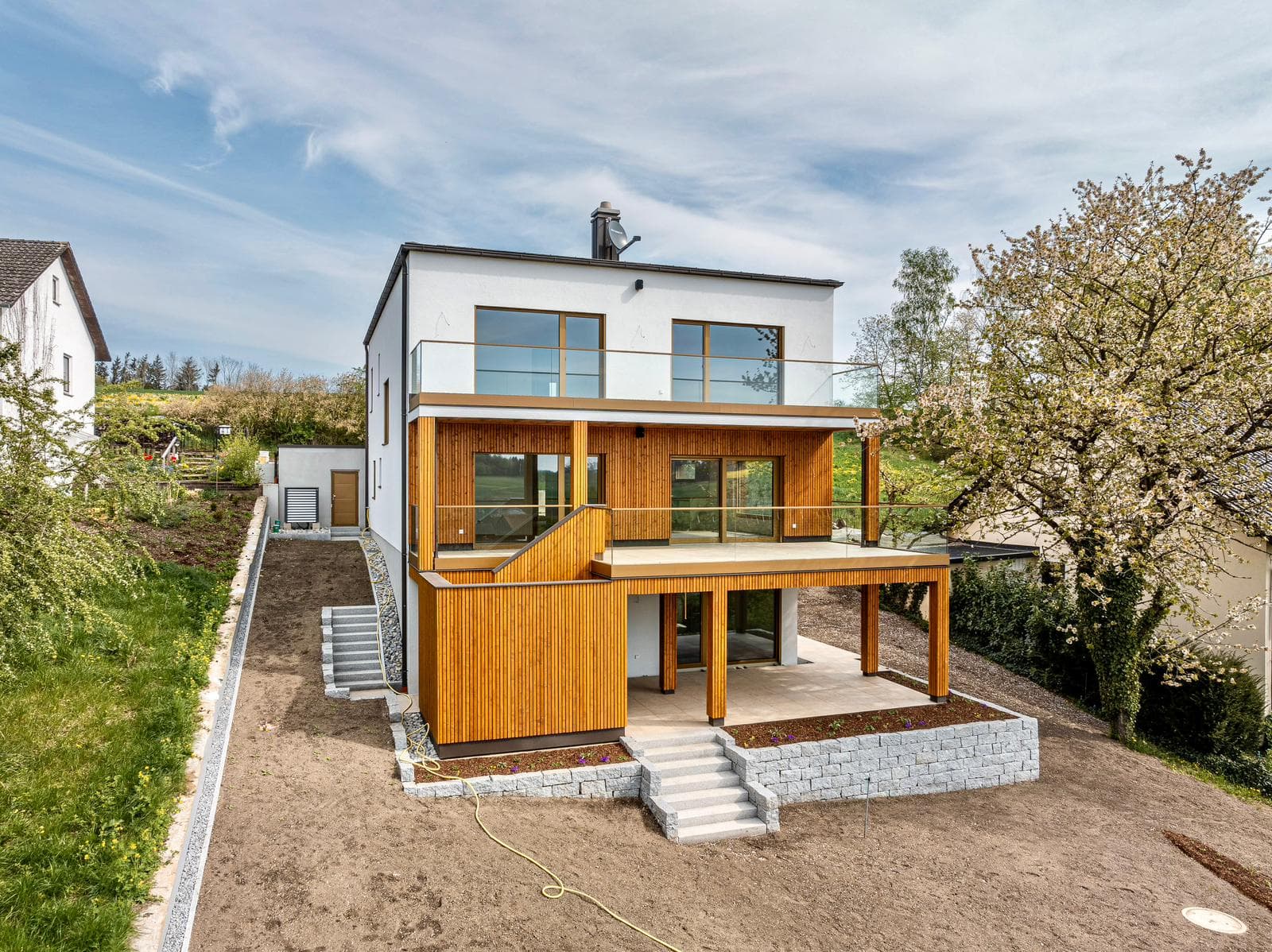Haus mit noch unfertigen Garten Vorderansicht