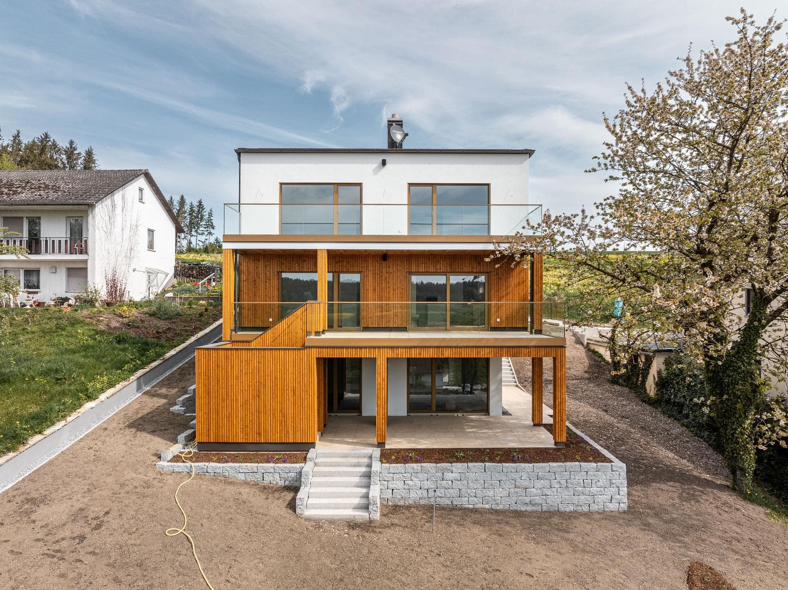 Haus mit noch unfertigen Garten Seitenansicht