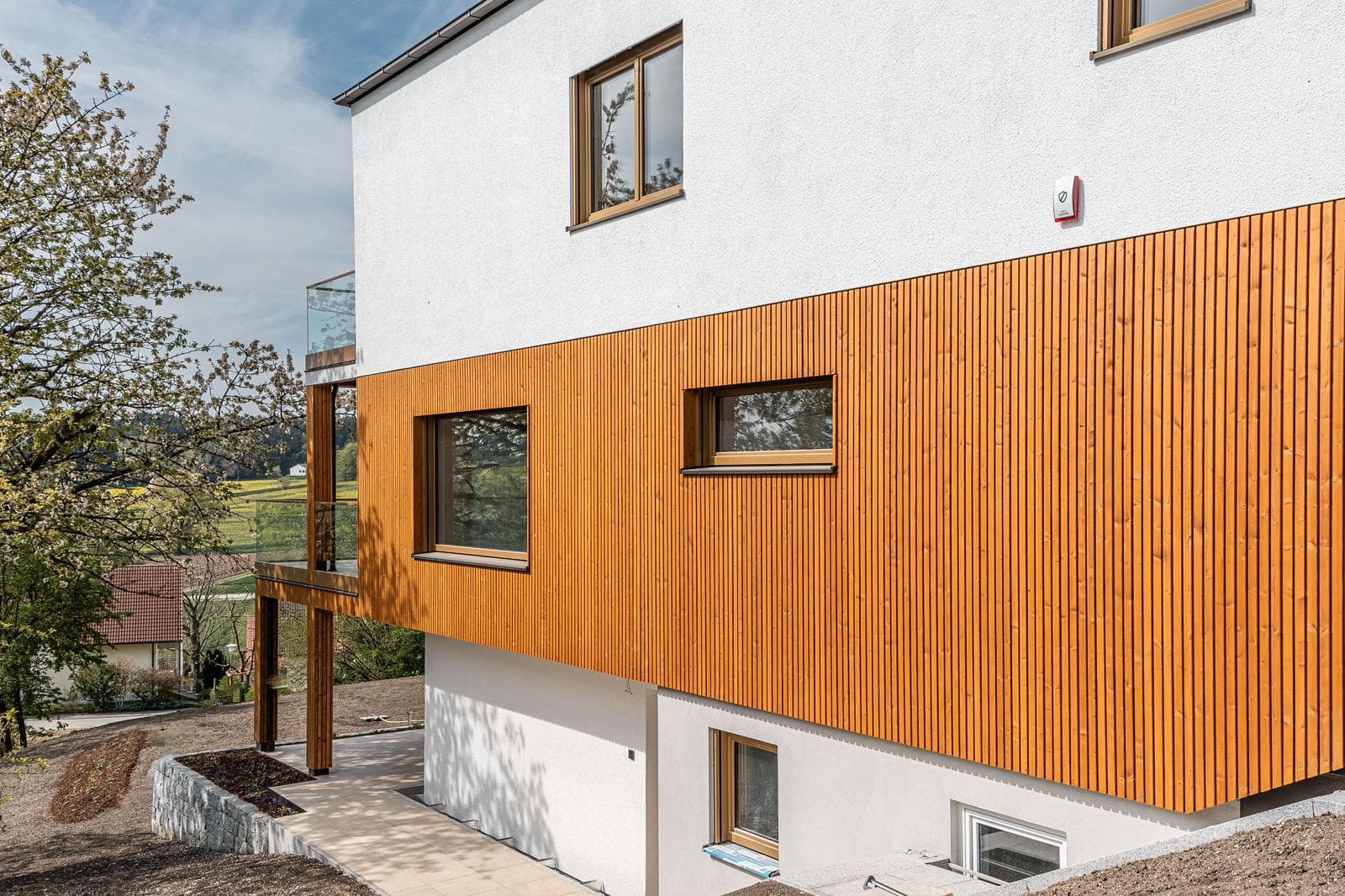 Haus mit noch unfertigen Garten Garagenseite
